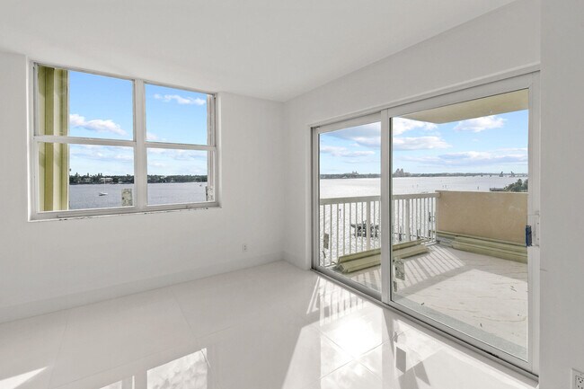 Building Photo - 2600 N Flagler Dr
