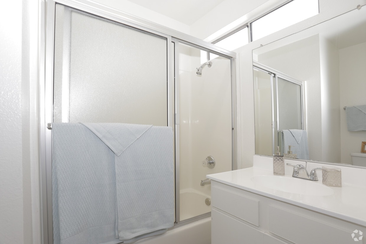 Crenshaw Townhouse Apartments in Los Angeles, CA Westside Rentals