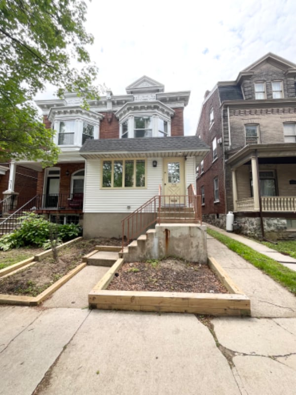 Primary Photo - 719 W Broad St
