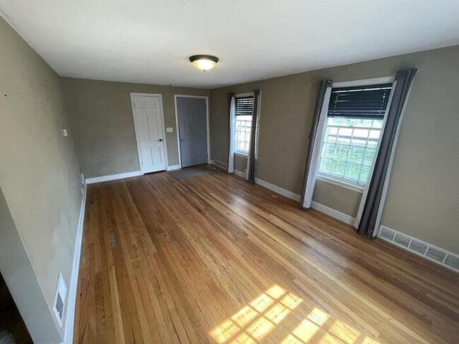 Building Photo - 858 Sherwood Dr NE