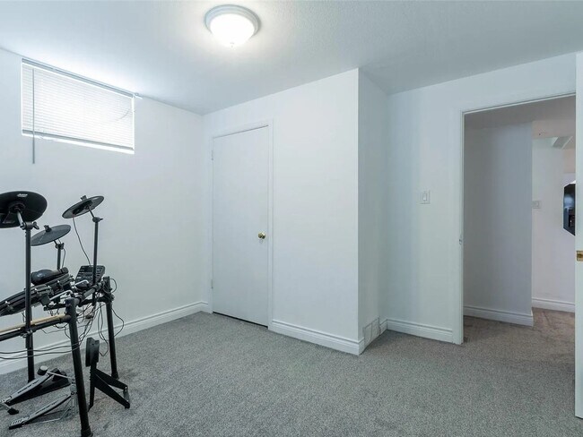 Building Photo - Basement unit near Denver