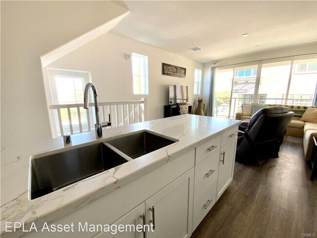 Building Photo - 3 br, 3 bath House - 526 E. Imperial Ave.