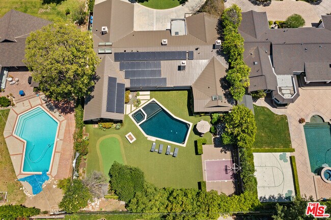 Foto del edificio - 8943 Enfield Ave