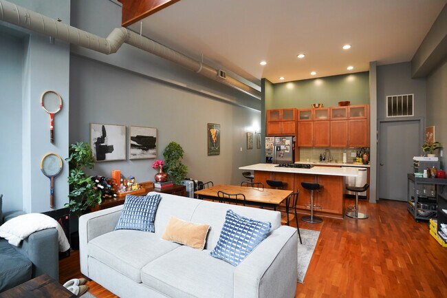 Building Photo - 1760 W Wrightwood Ave