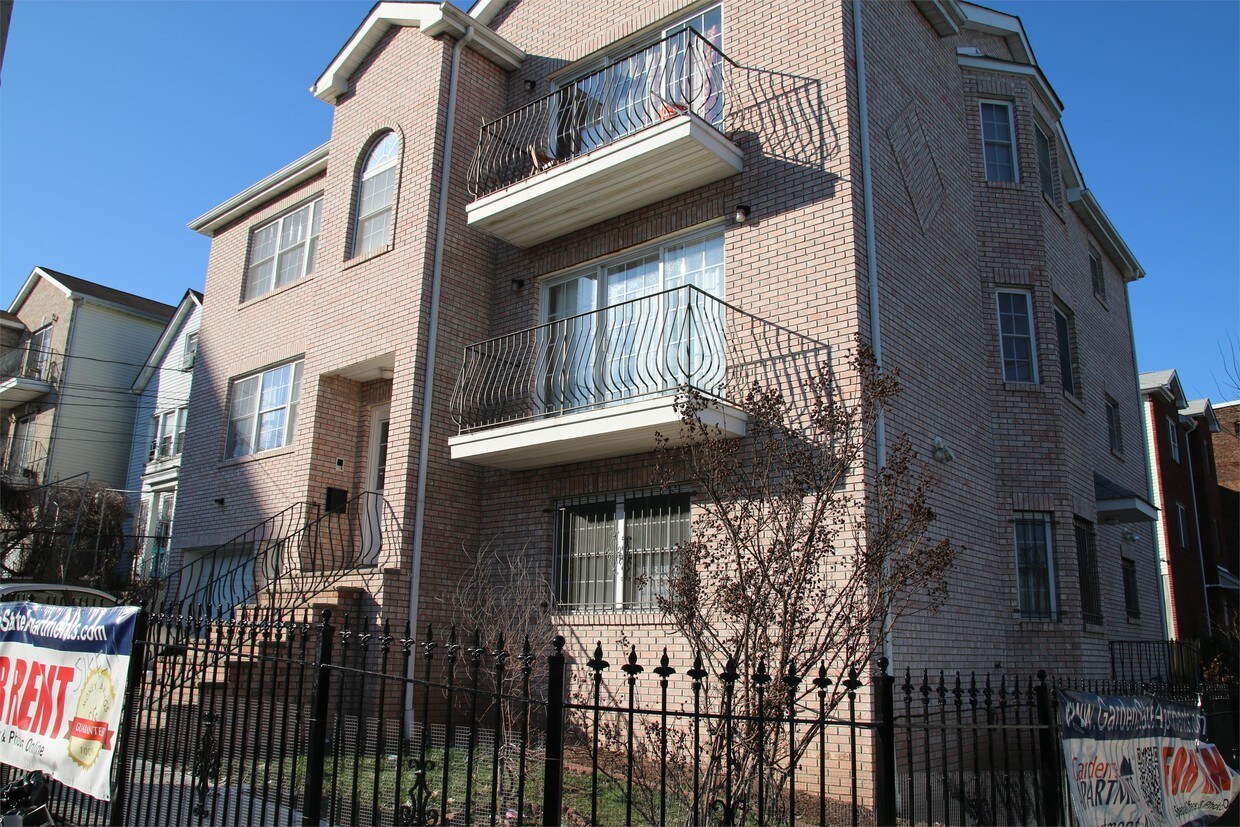 Building Photo - 161-163 Sussex AveSecond Floor, 2 - 4 Front