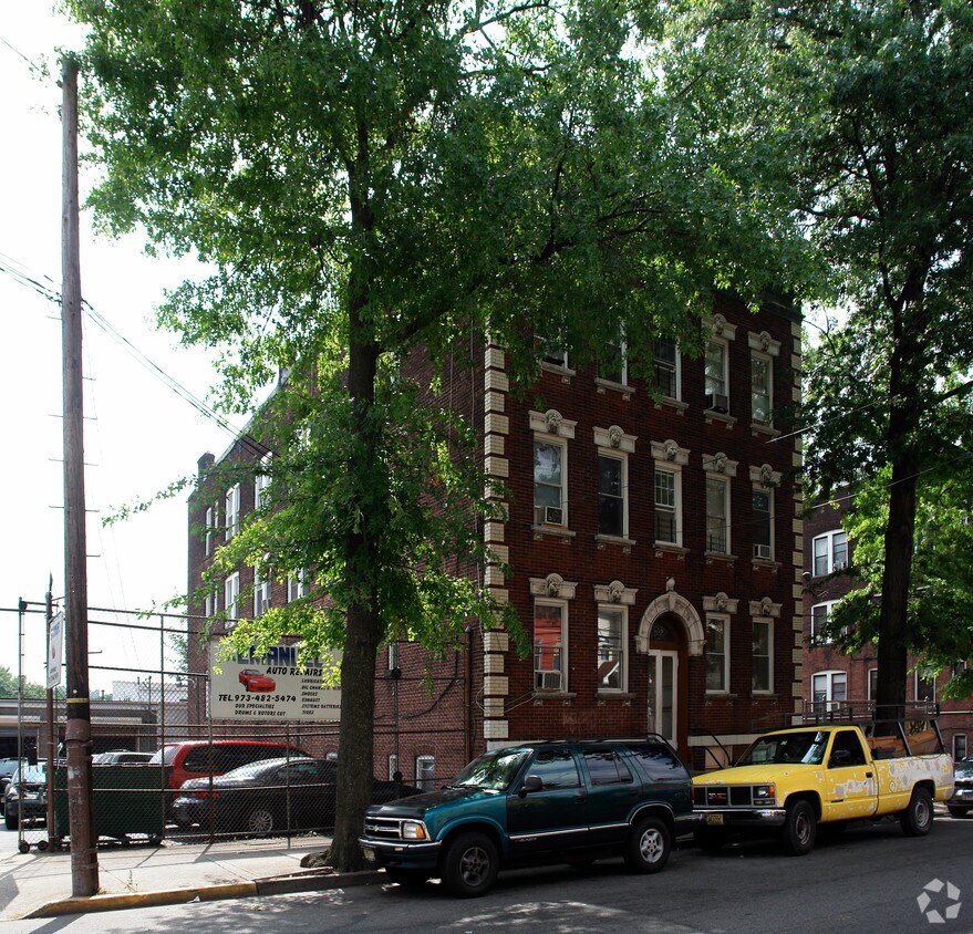 Building Photo - 639 N 6th St