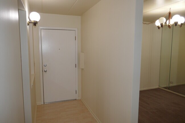 Building Photo - 603 S River Rd