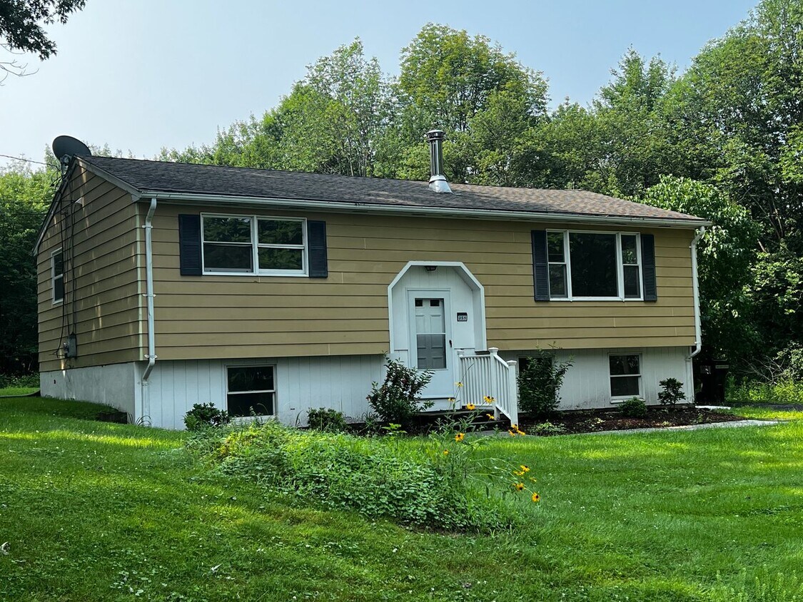 Primary Photo - Updated 5 BR Raised Ranch in Amherst with ...