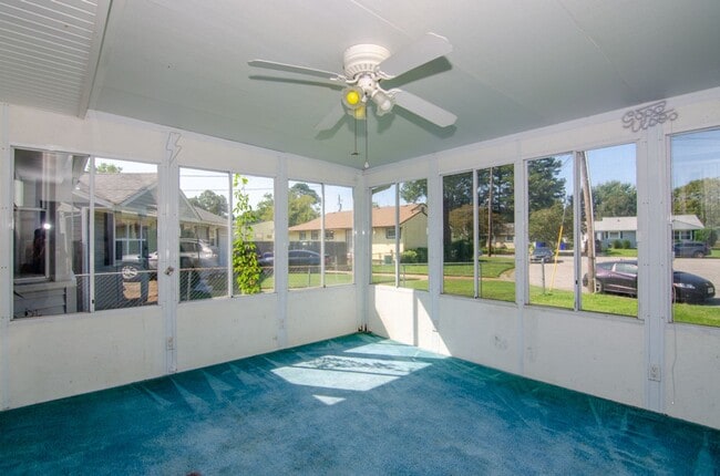 Foto del edificio - Precious Bungalow Home Rental in Norfolk!