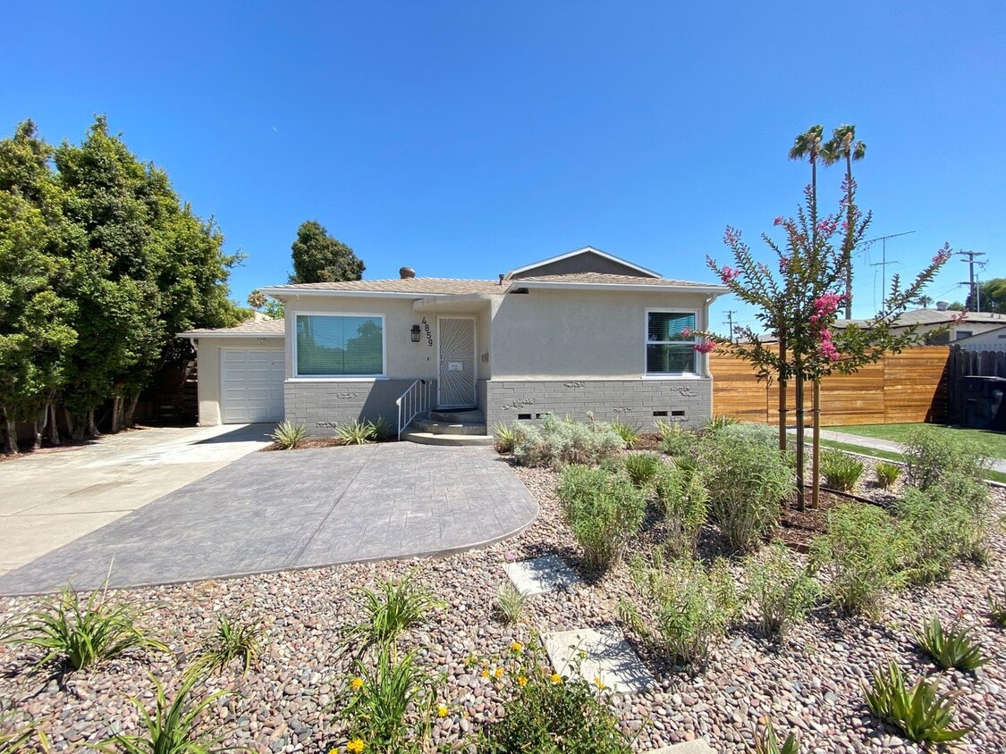 Primary Photo - 5BD/3BA, Private Fenced Yard!!
