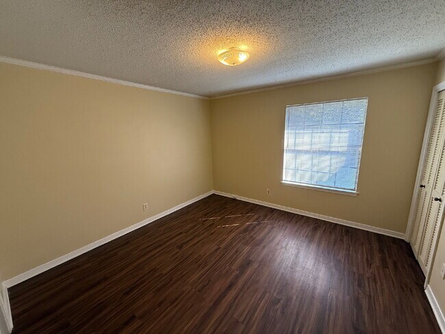 Foto del edificio - Freshly painted unit. Positioned along Navco Road, the home offers convenient access to major rou...