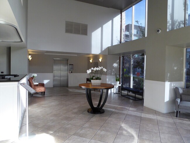 Foto del edificio - 6400 Christie Ave
