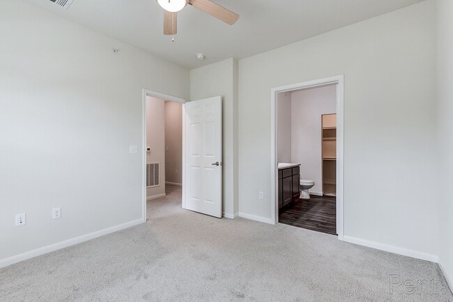 Building Photo - LIVE OAK