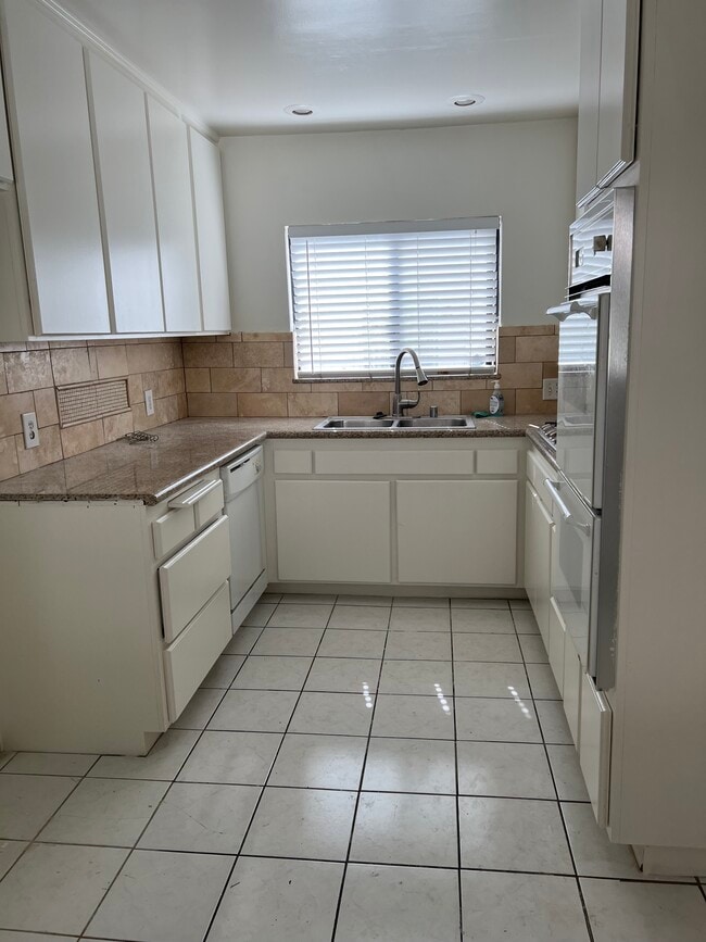 Building Photo - 14646 Dickens St