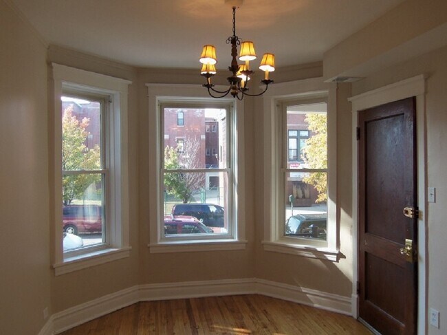 Foto del edificio - 2435 N Ridgeway Ave