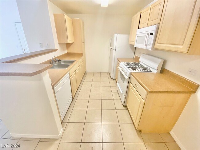 Building Photo - 8250 N Grand Canyon Dr