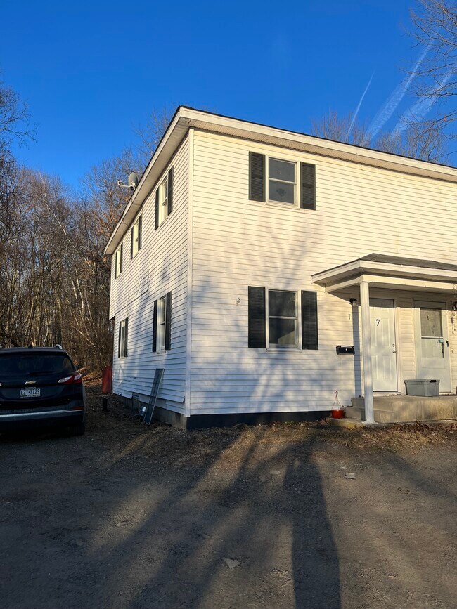 Building Photo - 477 Bodnick St