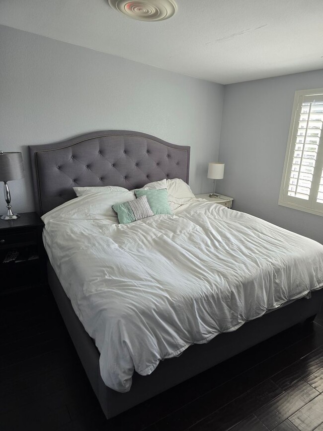 Building Photo - Three bedroom, three bathroom townhouse wi...