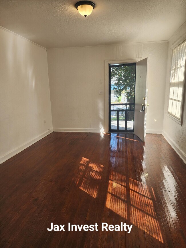 Building Photo - 758 Ashford St