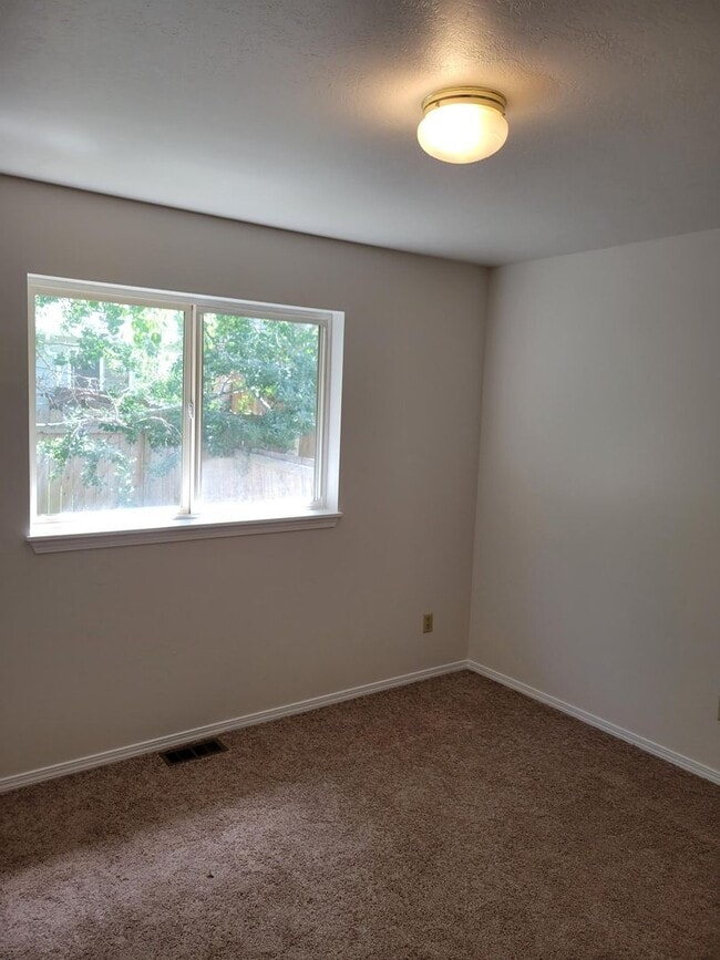 Building Photo - Newly remodeled 2 Bed, 2 Bath Duplex with ...