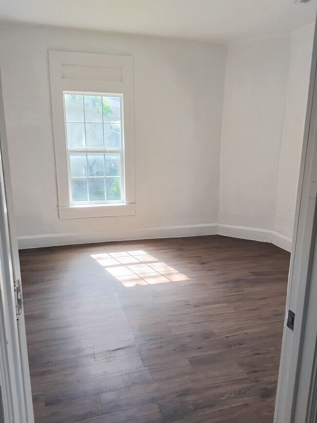 Foto del edificio - 946 W Poplar St