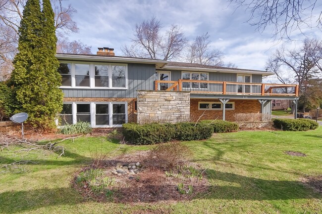 Building Photo - 225 Circle Dr