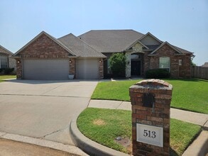 Building Photo - 513 Summit View Ct