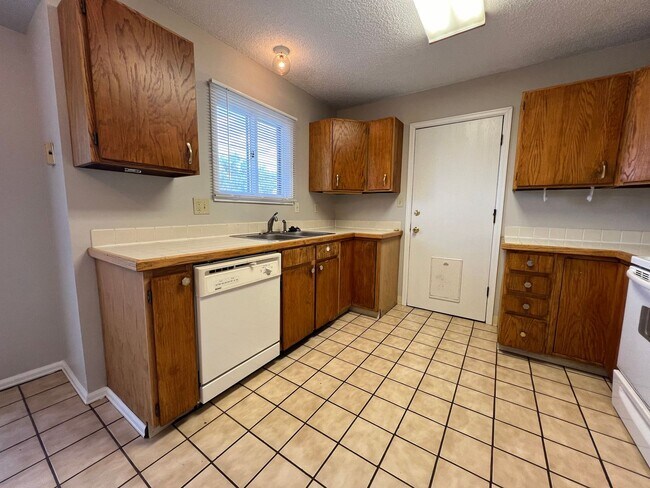 Building Photo - Charming 4-Bedroom Home for Rent in Fort C...