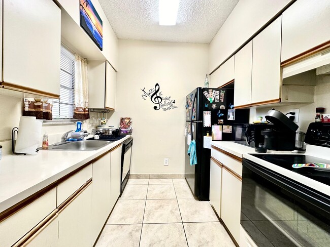 Foto del edificio - 661 Cypress Lake Blvd