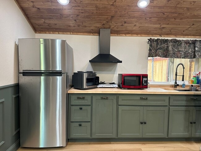 Building Photo - Fully Renovated 1 Bedroom Home - Across From the Meadow