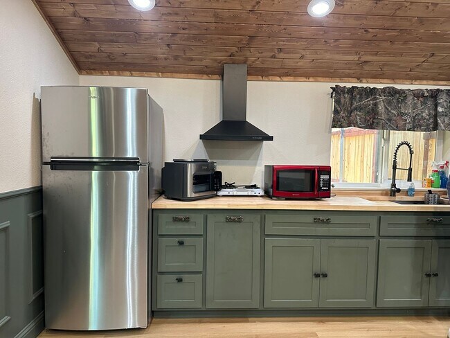 Foto del edificio - Fully Renovated 1 Bedroom Home - Across From the Meadow