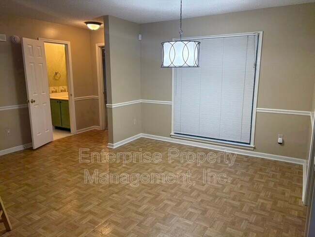 Building Photo - 6894 Hedgewood Ln