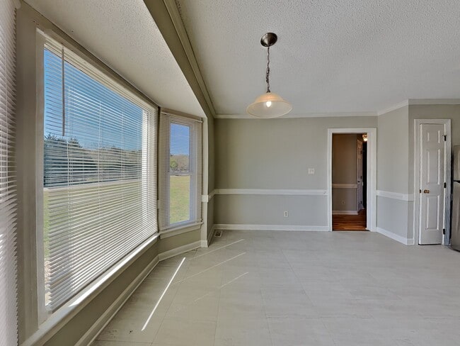 Building Photo - 3016 Lindsay Dr