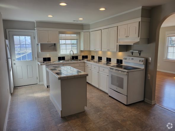 Gourmet Kitchen renovated - 209 Collingwood