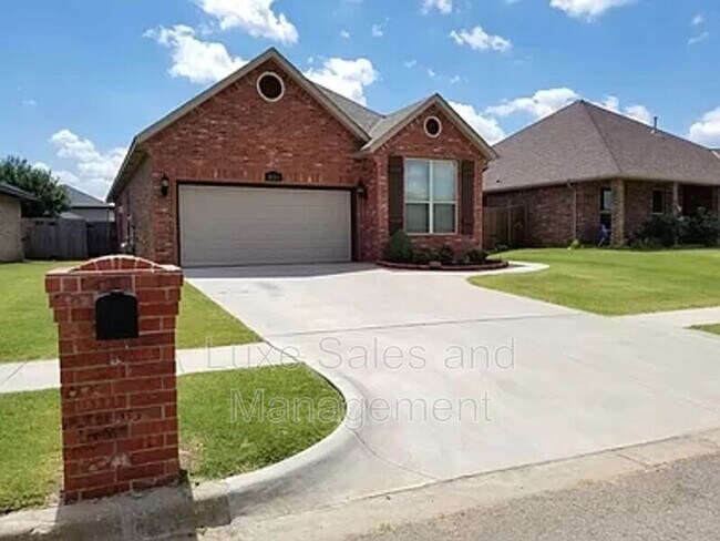 Foto del edificio - 901 Heather Ln