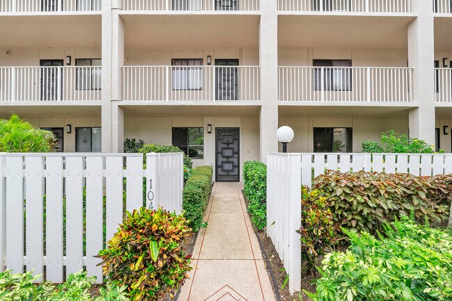 Building Photo - 6121 Pointe Regal Cir