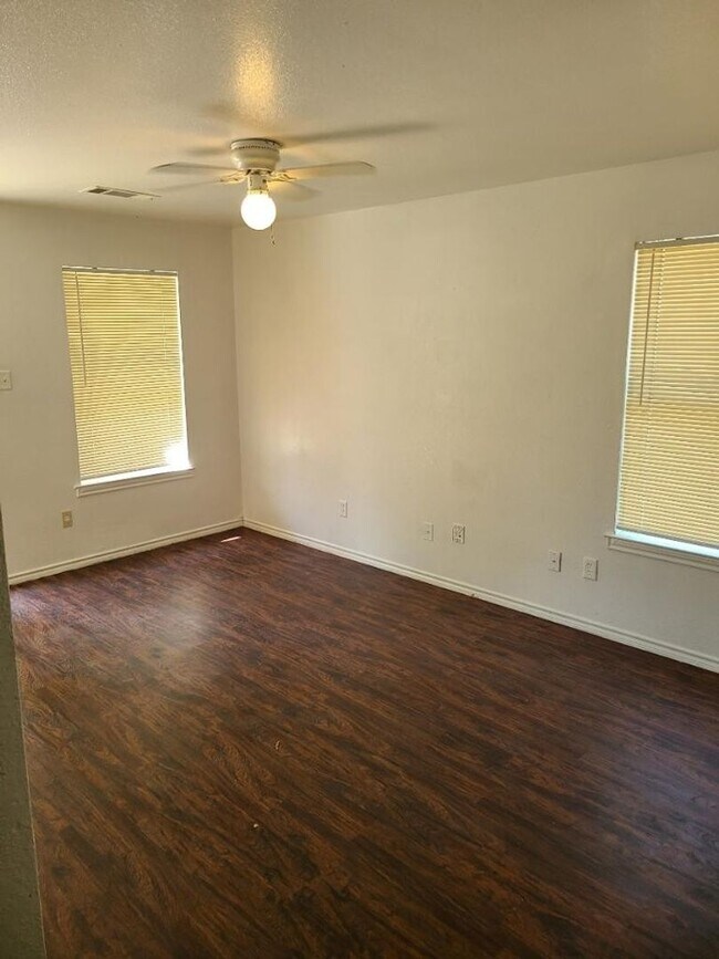 Foto del edificio - 3421-3423 Bright St