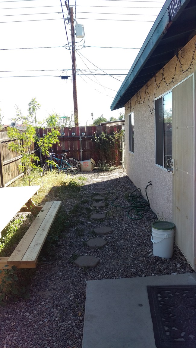 patio lateral - 1048 E Lester St