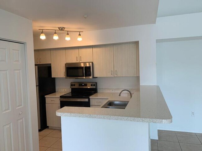 Building Photo - 15-305 1BED/1 DEN/1BATH