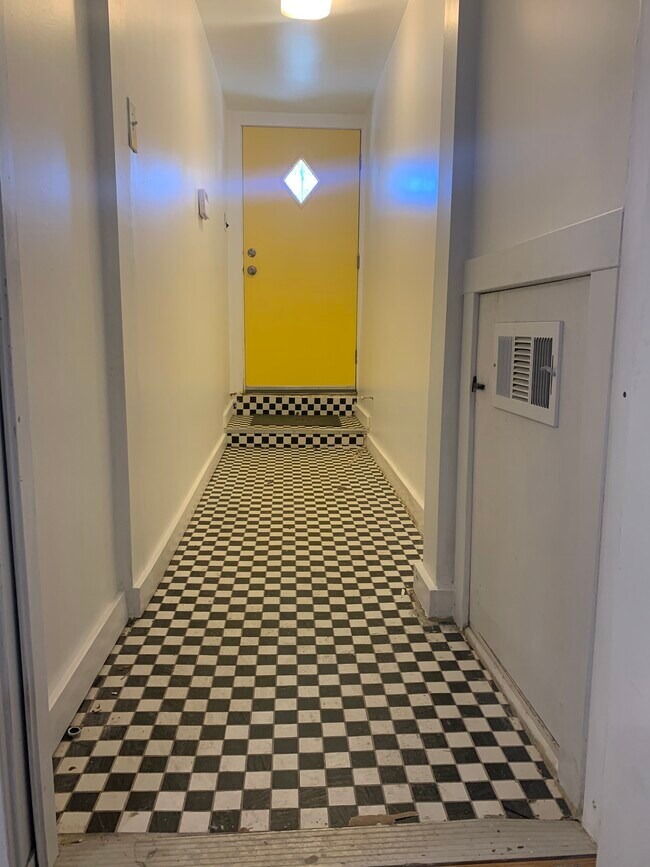 Private Entrance - 710 N Rockwell St