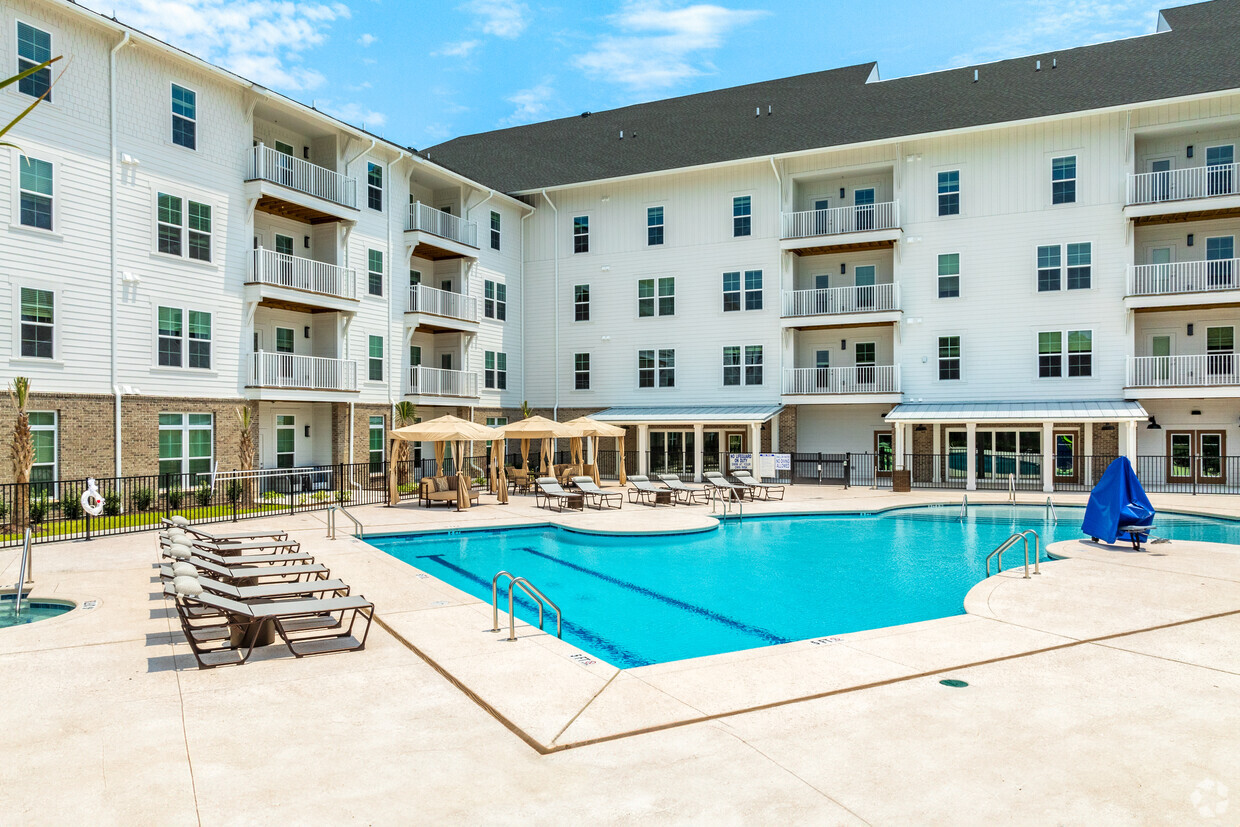 Foto principal - The Leo Myrtle Beach, a 55+ Apartment Comm...