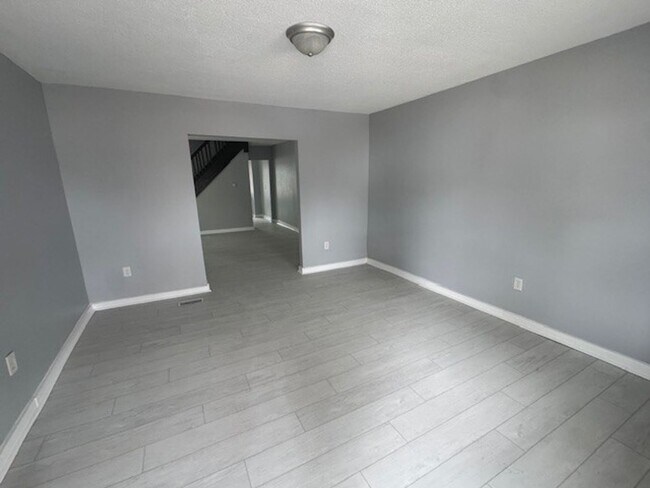 Foto del edificio - Completely Renovated 3BR/1BA Townhome located close to downtown Indy.