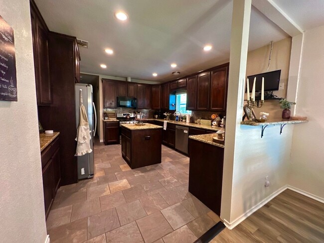 Building Photo - Charming 3/3 House in with Covered Parking Near Campus!