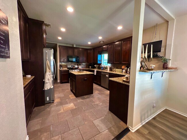 Foto del edificio - Charming 3/3 House in with Covered Parking Near Campus!