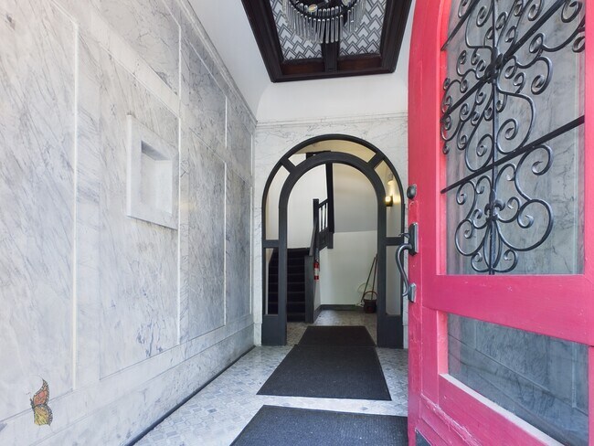 Building Photo - 4516 S King Dr