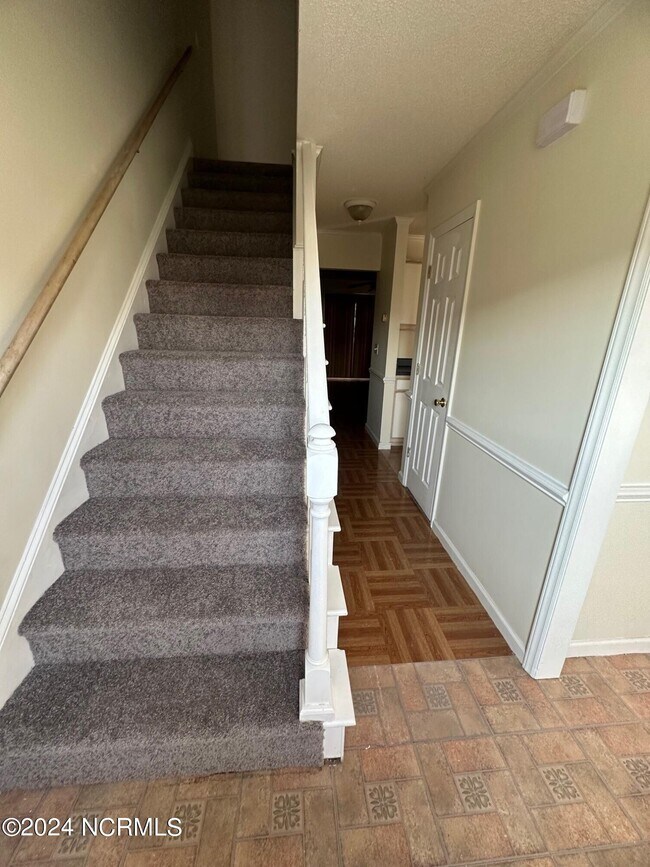 Foto del edificio - 1224 Westridge Ct