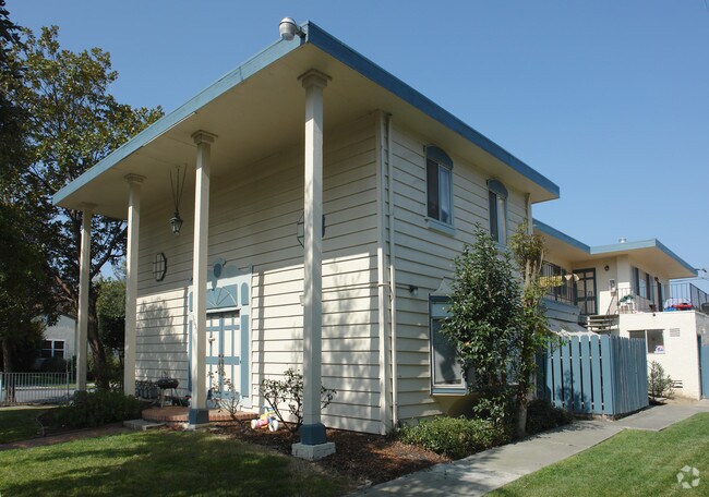 Building Photo - 2693-3673 Waterbury Ct