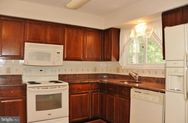 Building Photo - 8659 Pohick Forest Ct