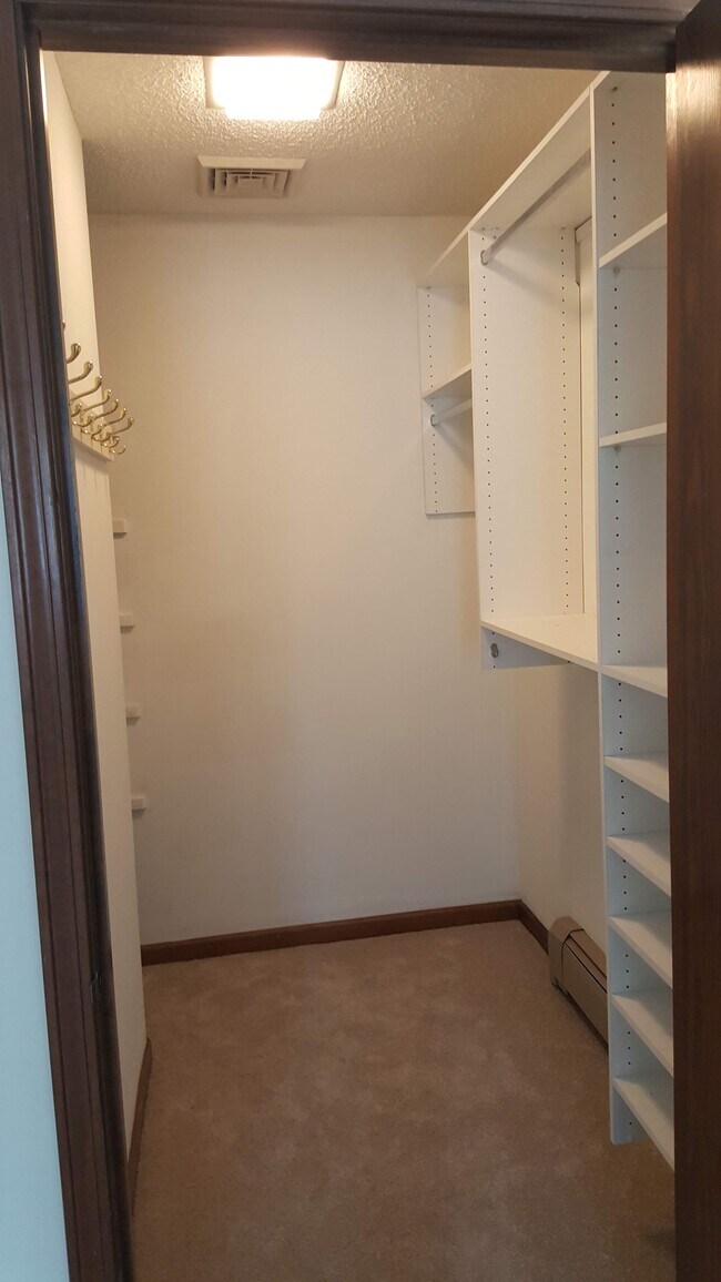 Walk-in Closet - 105 Hunt Club Cir