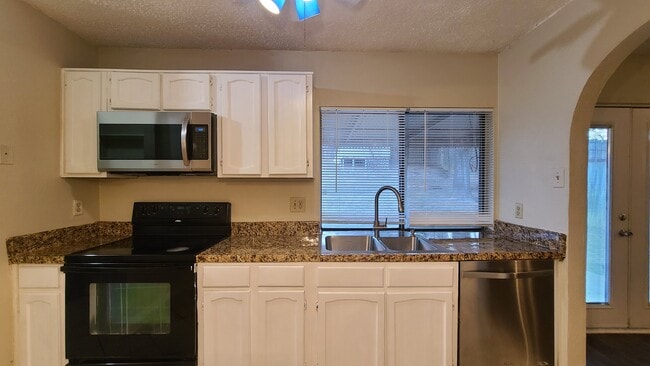 Building Photo - 1632 Nueces Dr